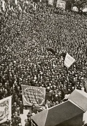 Manifestation en plein air pendant la grève des transports, 1912, de 